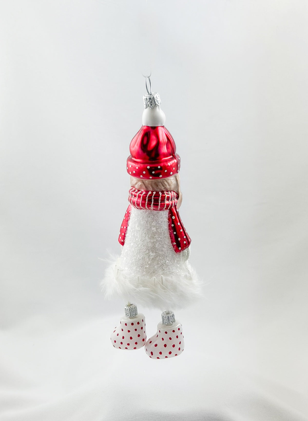 Mädchen im weissen Feder-Kleidchen