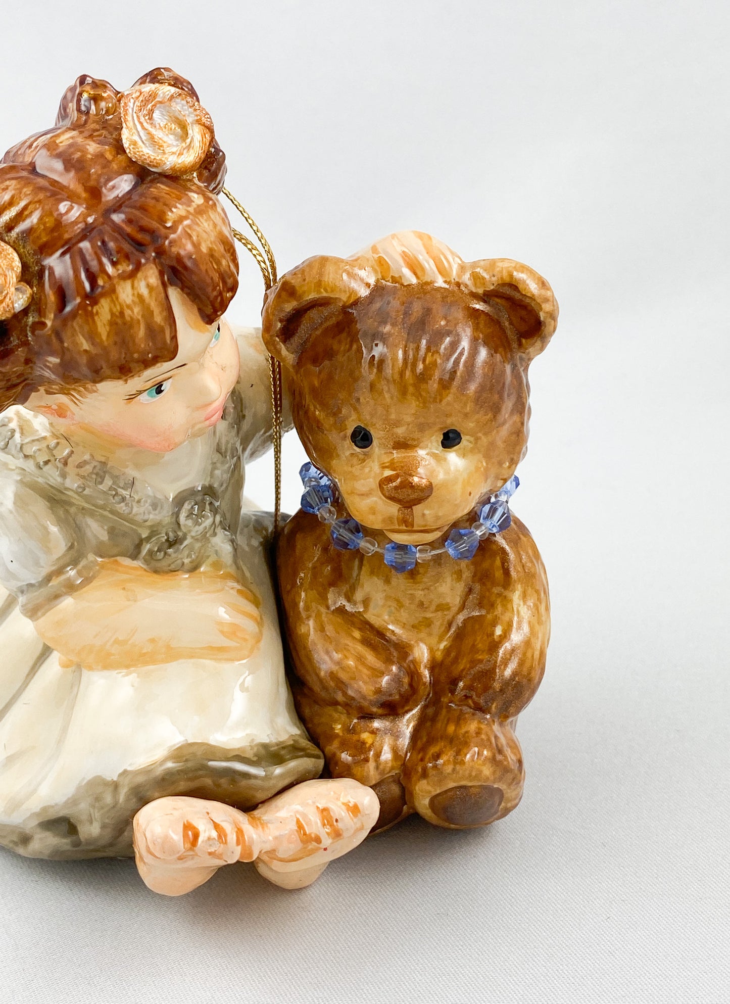 The little girl tells the teddy bear a story AtlasArt