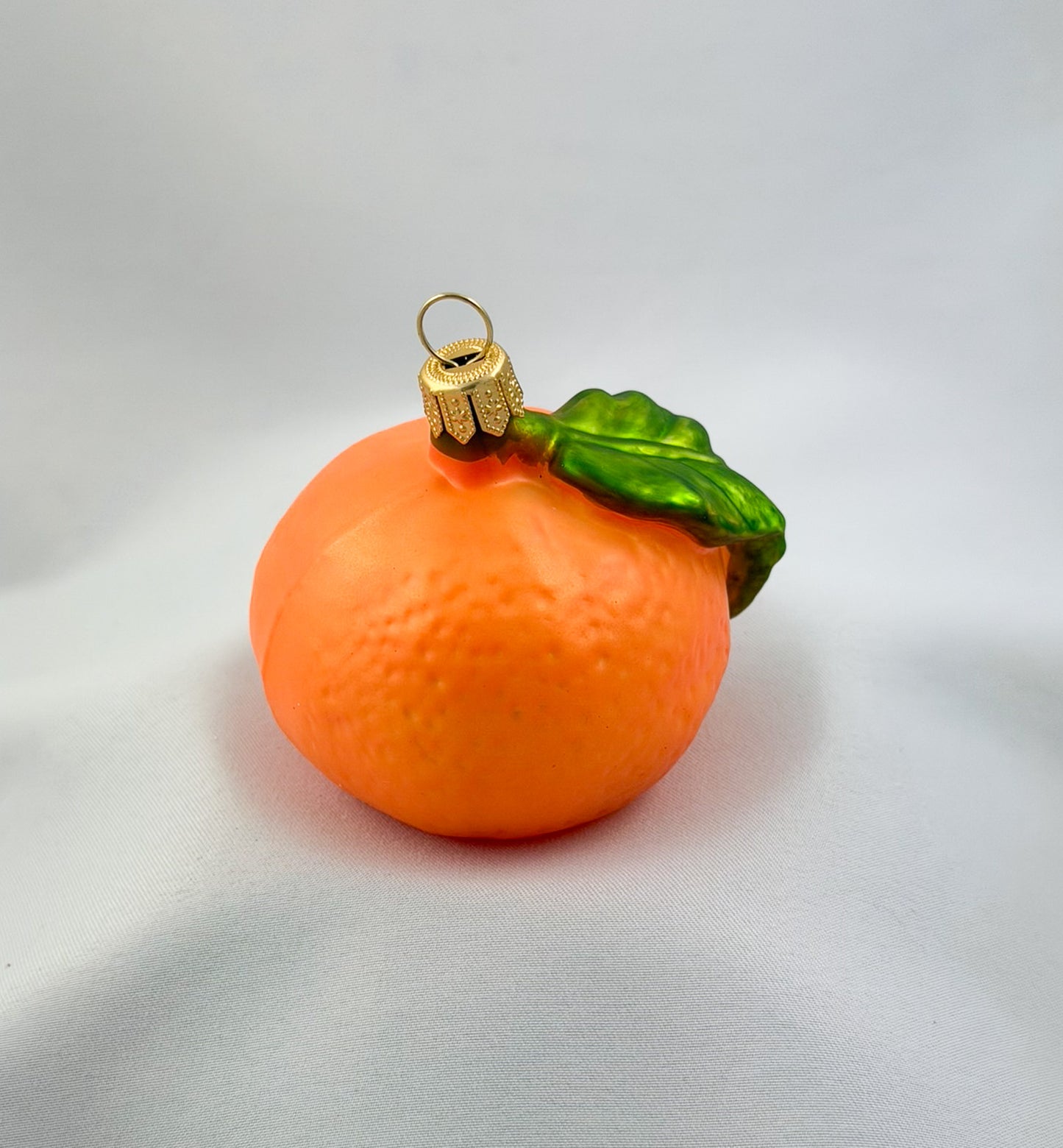 Mandarine mit grünem Blatt