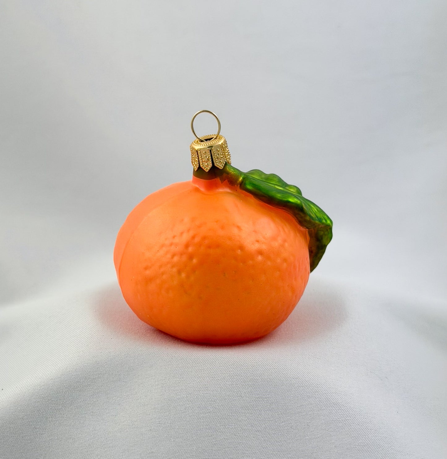Mandarine mit grünem Blatt