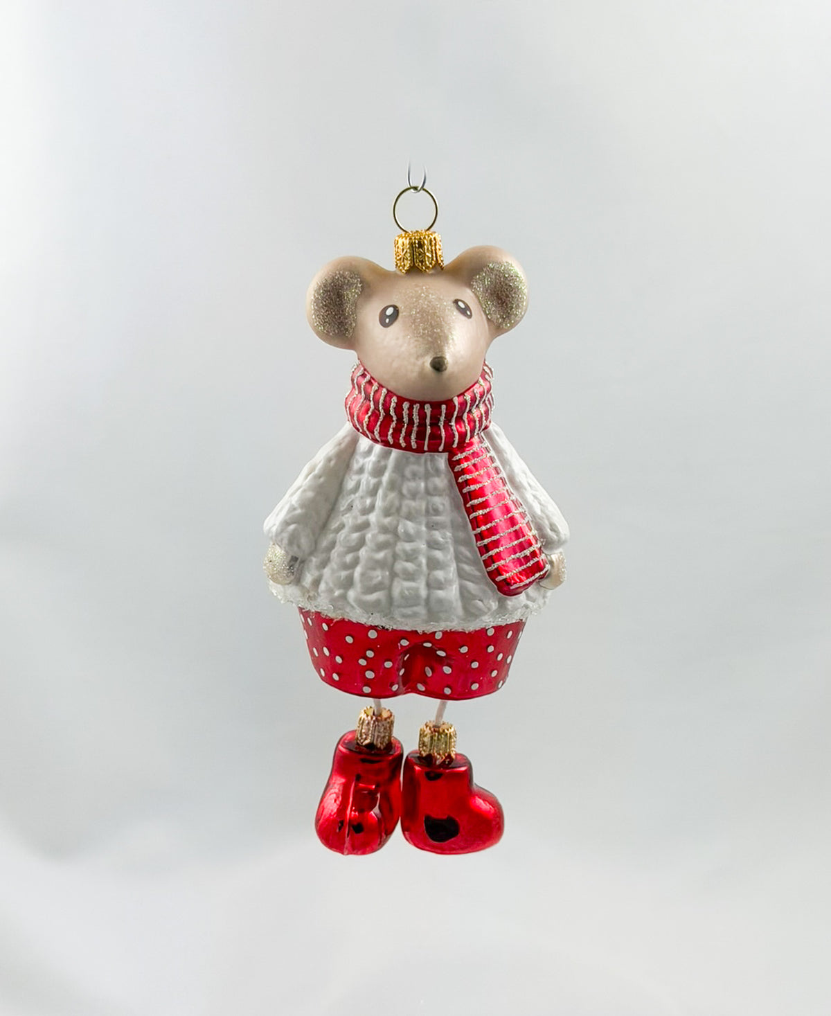 Maus-Junge im weissen Pullover
