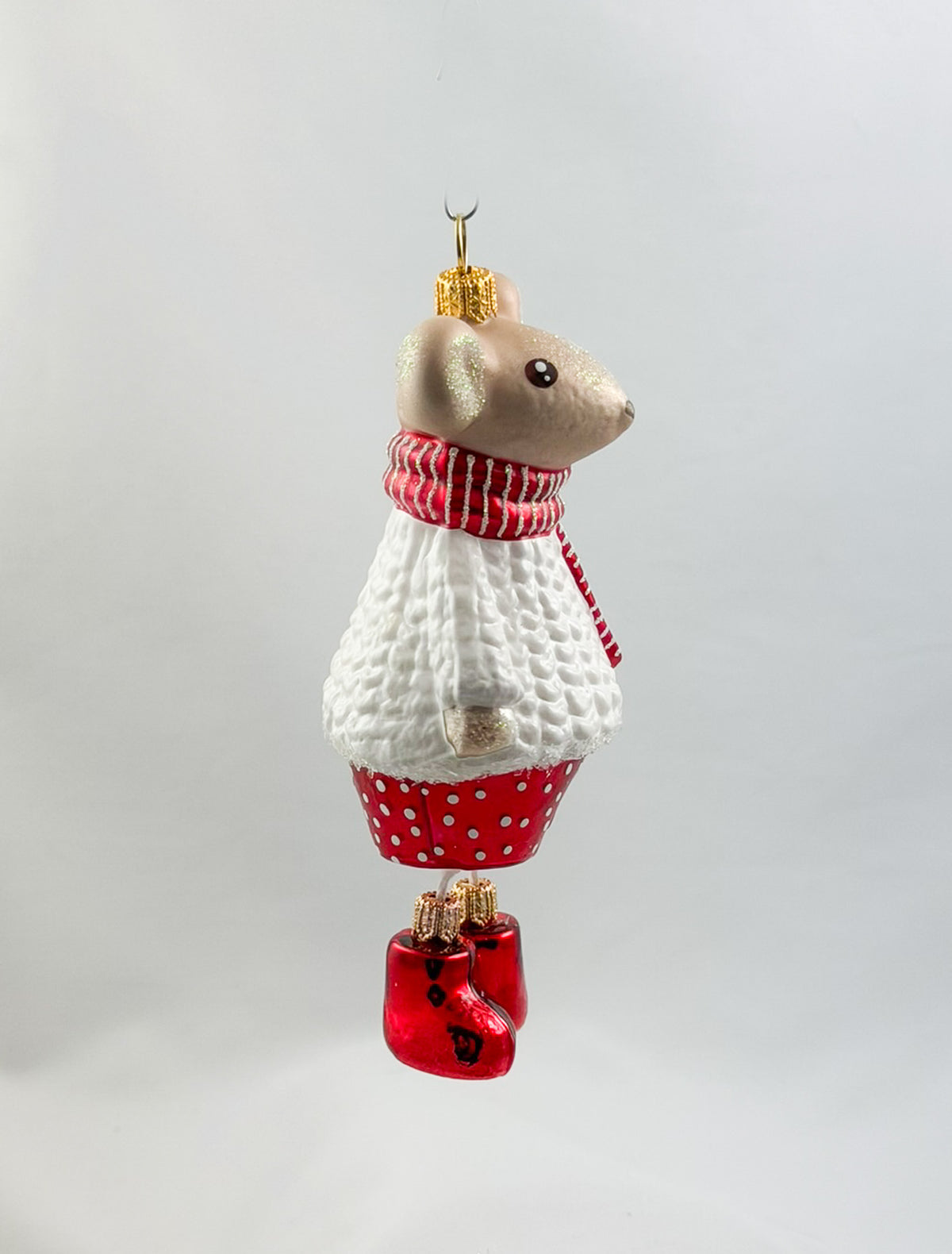 Maus-Junge im weissen Pullover