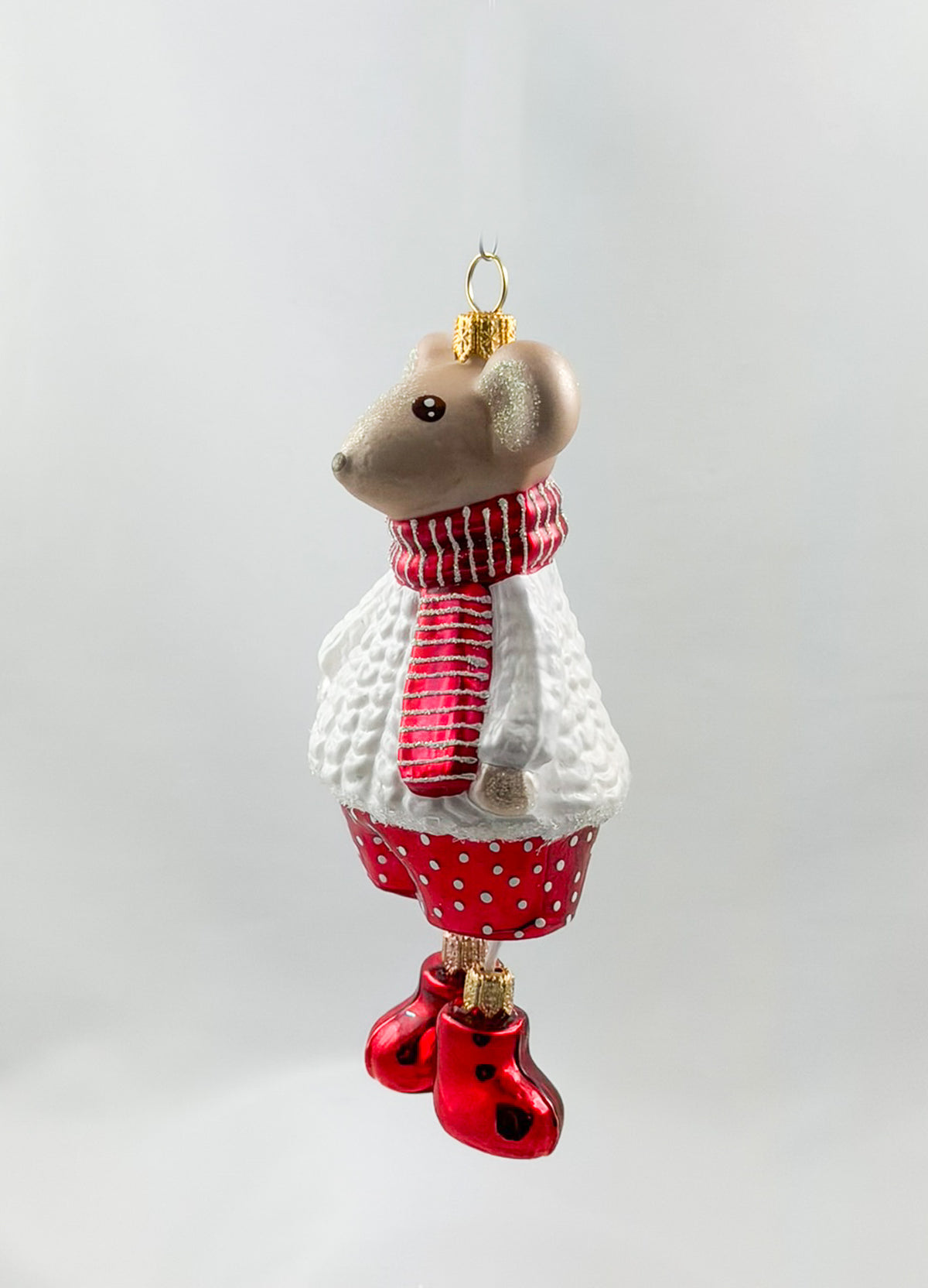 Maus-Junge im weissen Pullover