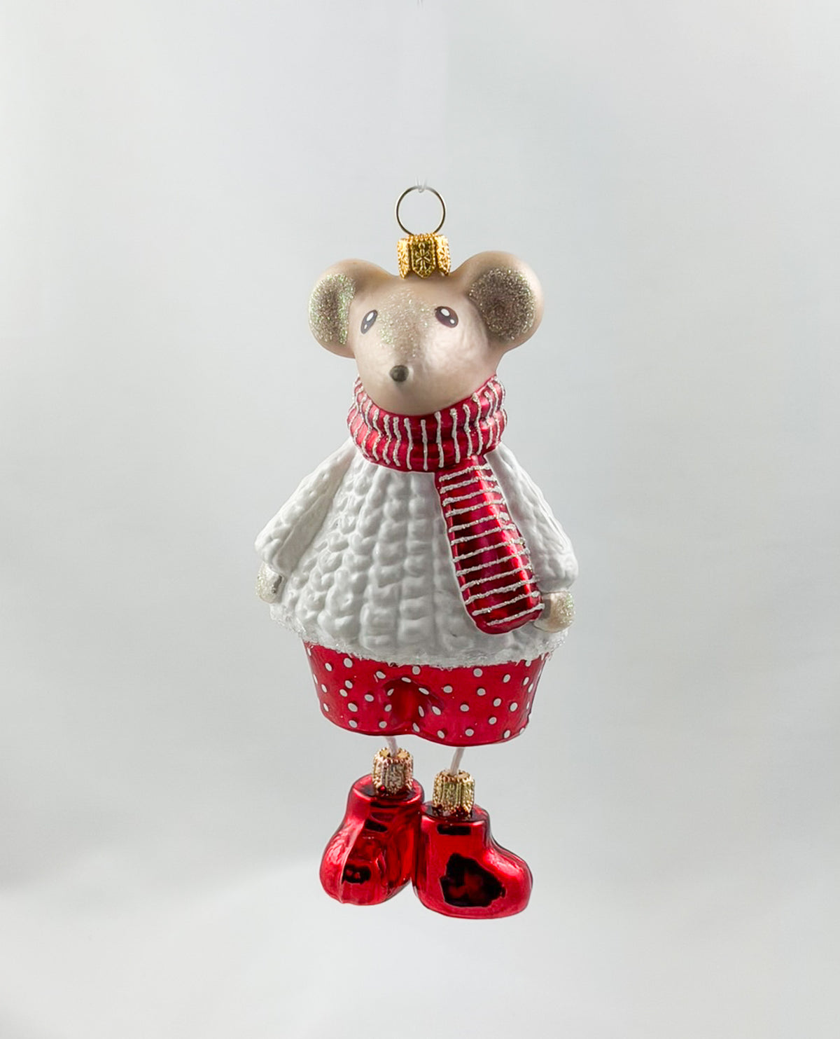 Maus-Junge im weissen Pullover