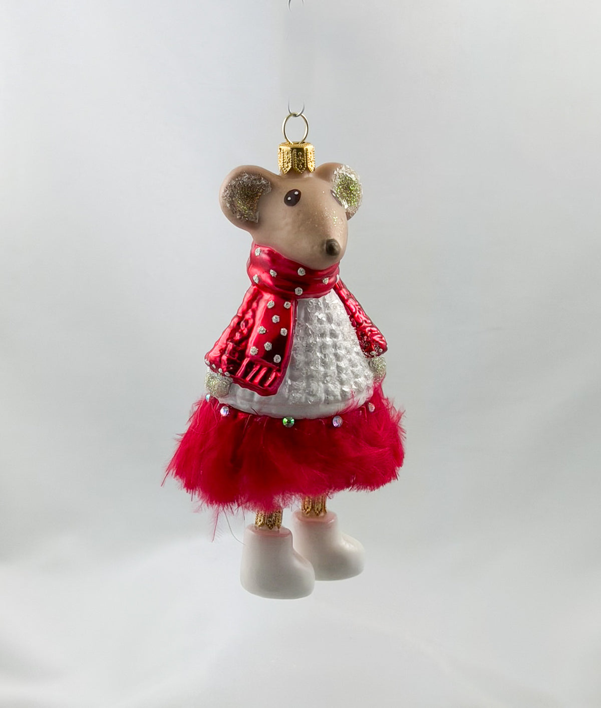 Maus-Mädchen im weissen Pullover und rotem Feder-Kleidchen