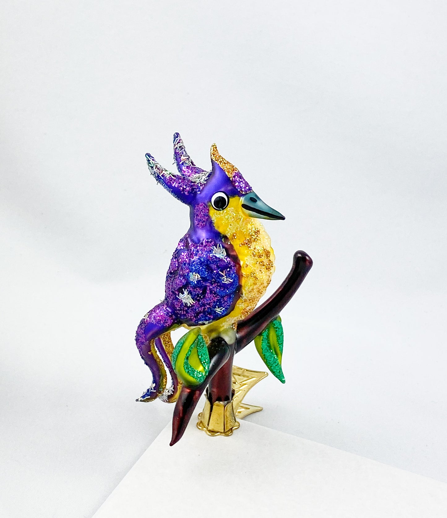 Violetter Paradiesvogel mit gelbem Bauch sitzt auf dem Zweig