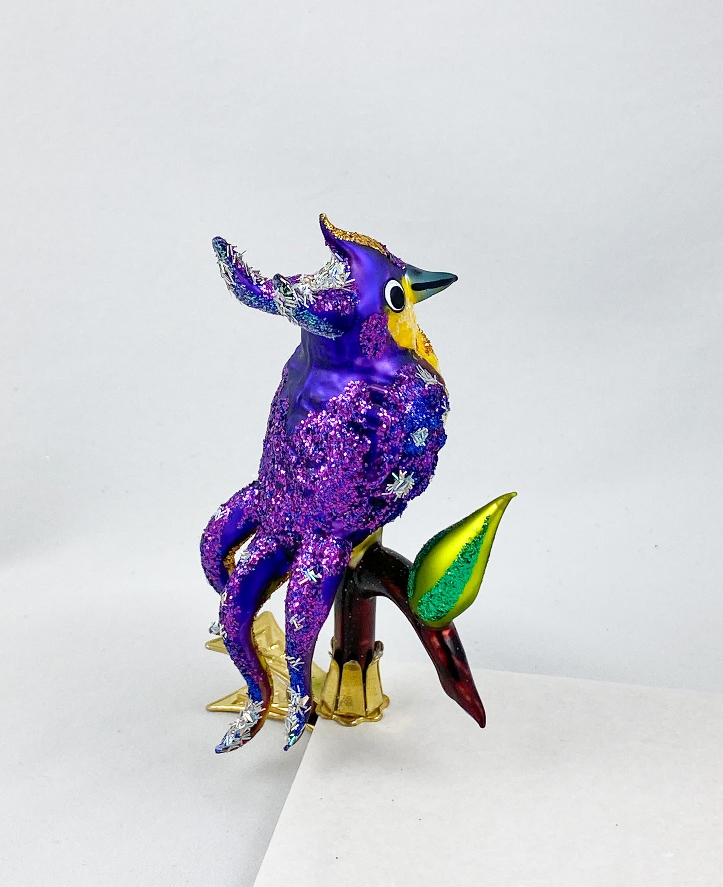 Violetter Paradiesvogel mit gelbem Bauch sitzt auf dem Zweig