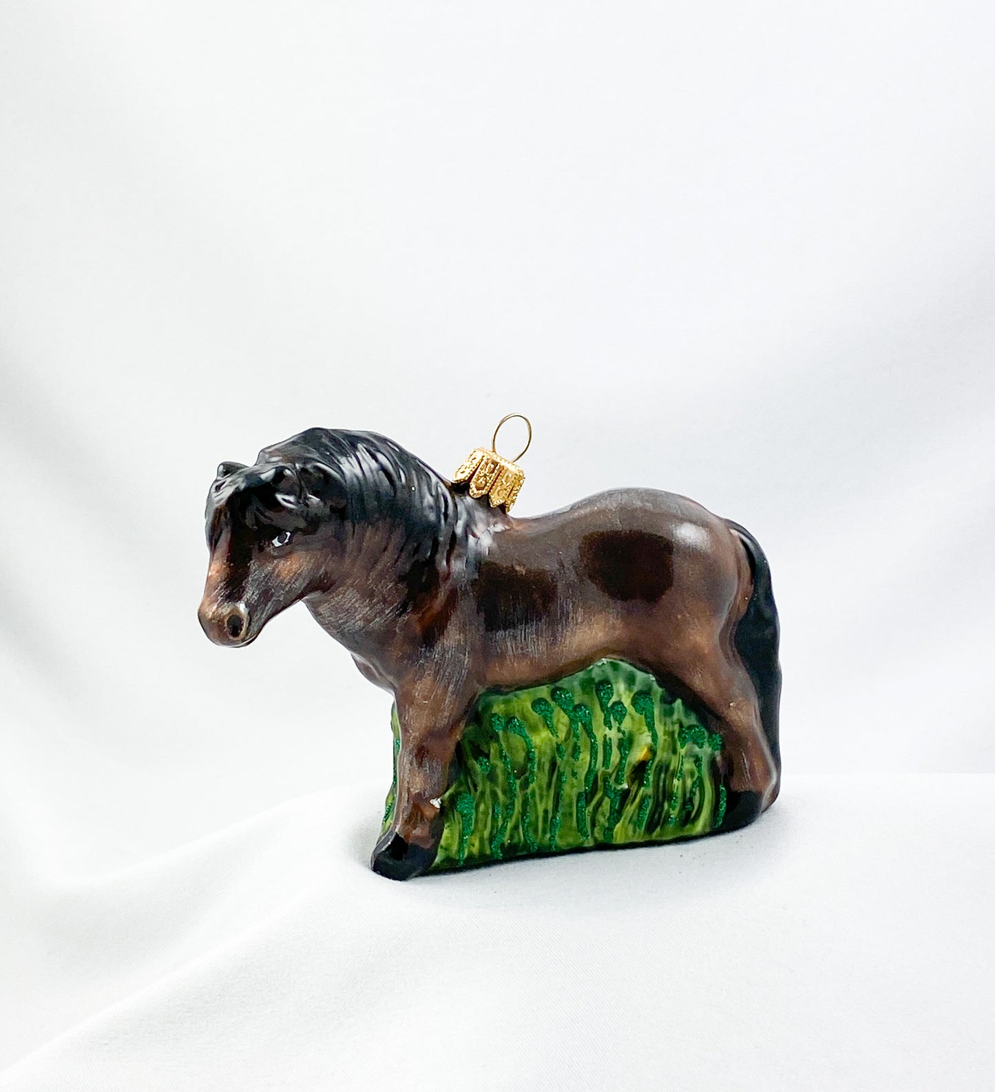 Braunes Pferd im Gras