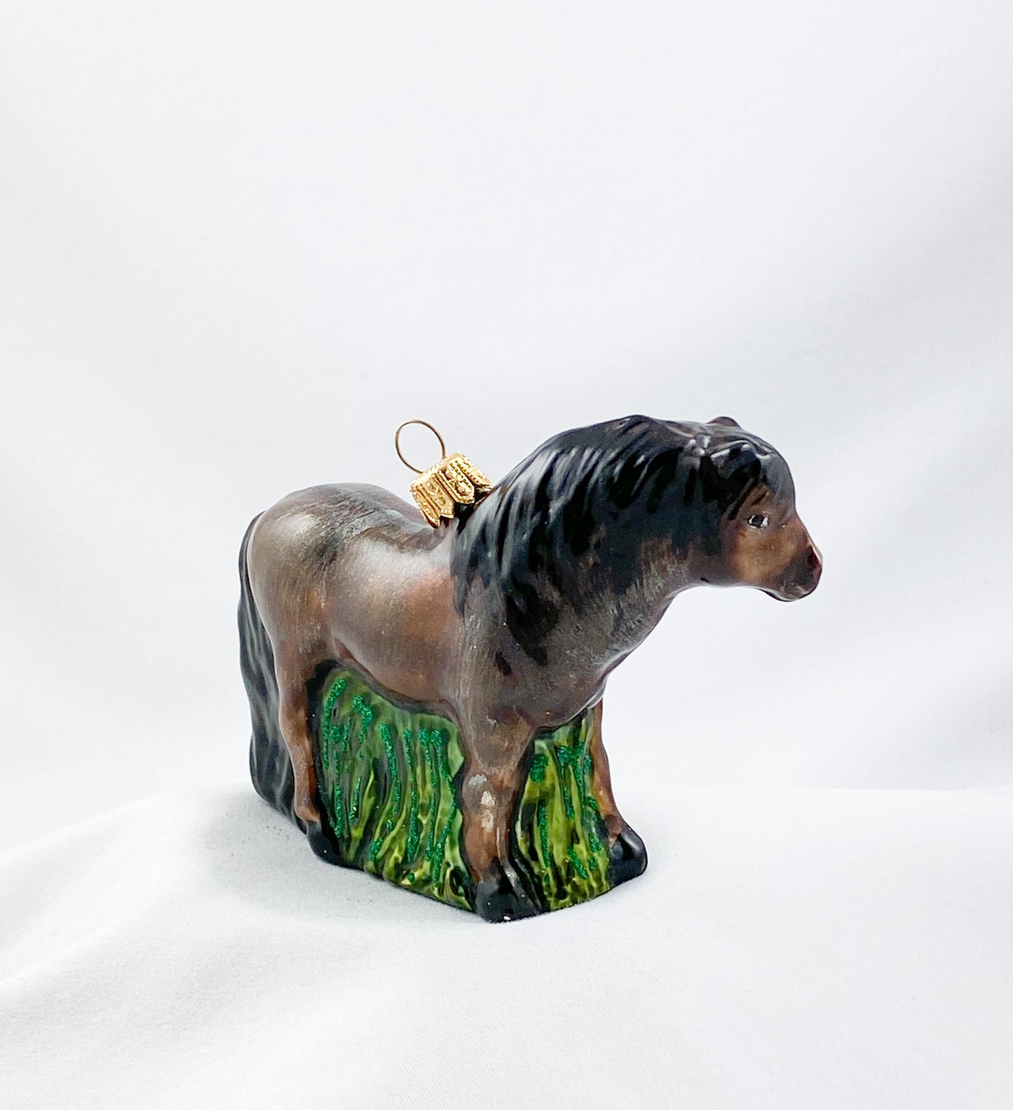 Braunes Pferd im Gras