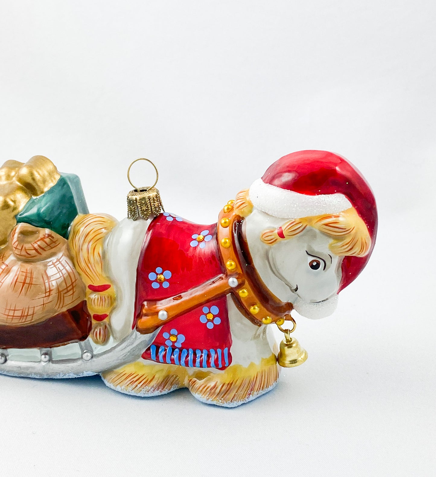 Pferdchen zieht den Schlitten mit den Geschenken AtlasArt