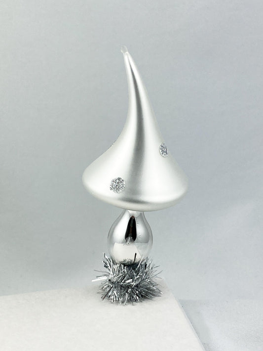 Silberner Pilz mit weissem spitzem Hut auf Clip