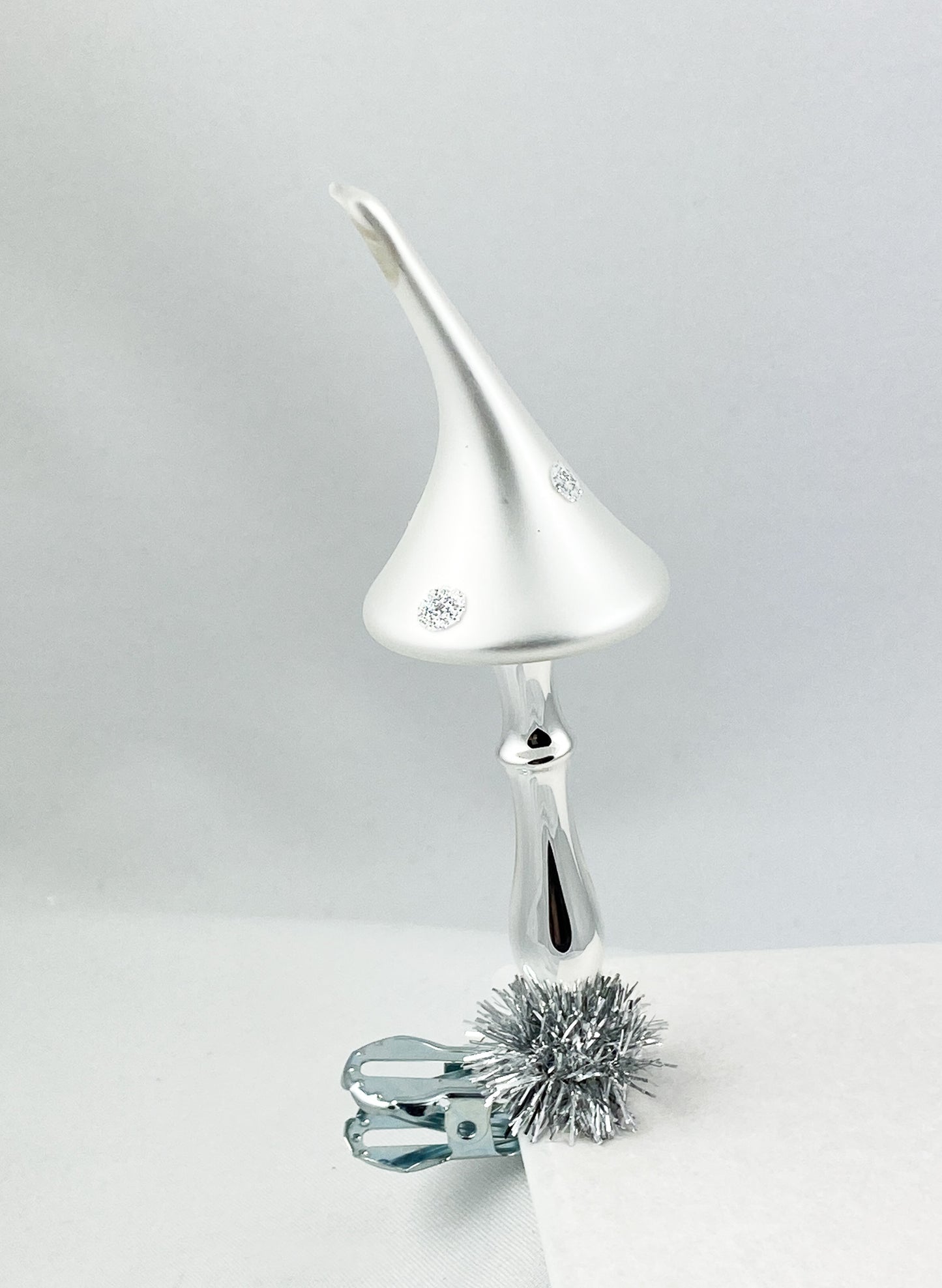 Silberner Pilz mit weissem spitzem Hut auf Clip