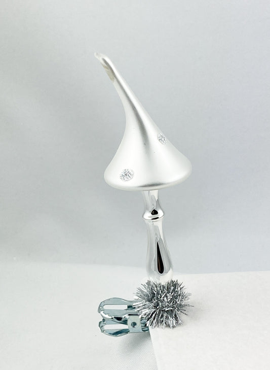 Silberner Pilz mit weissem spitzem Hut auf Clip