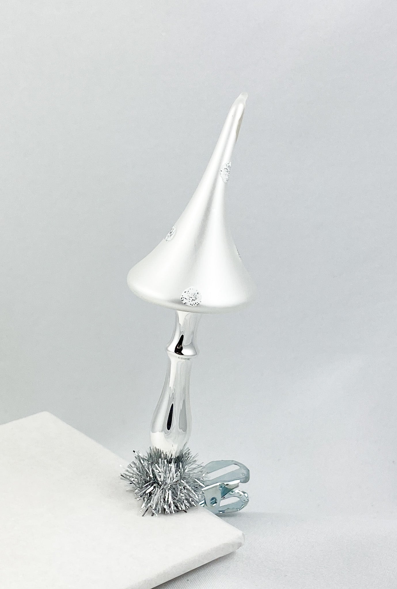 Silberner Pilz mit weissem spitzem Hut auf Clip