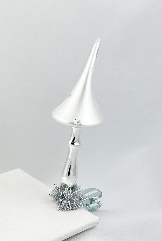 Silberner Pilz mit weissem spitzem Hut auf Clip