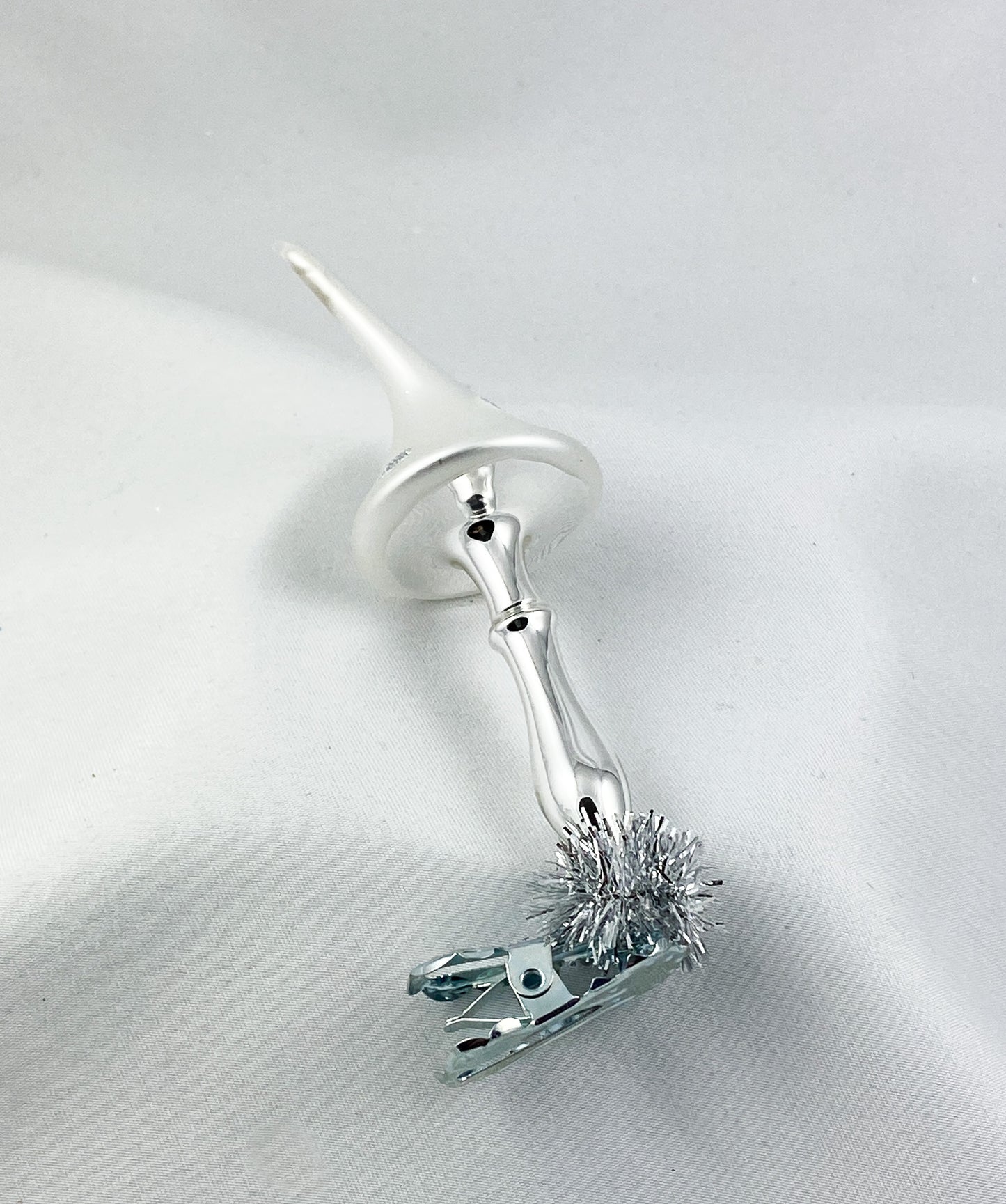 Silberner Pilz mit weissem spitzem Hut auf Clip