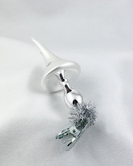 Silberner Pilz mit weissem spitzem Hut auf Clip