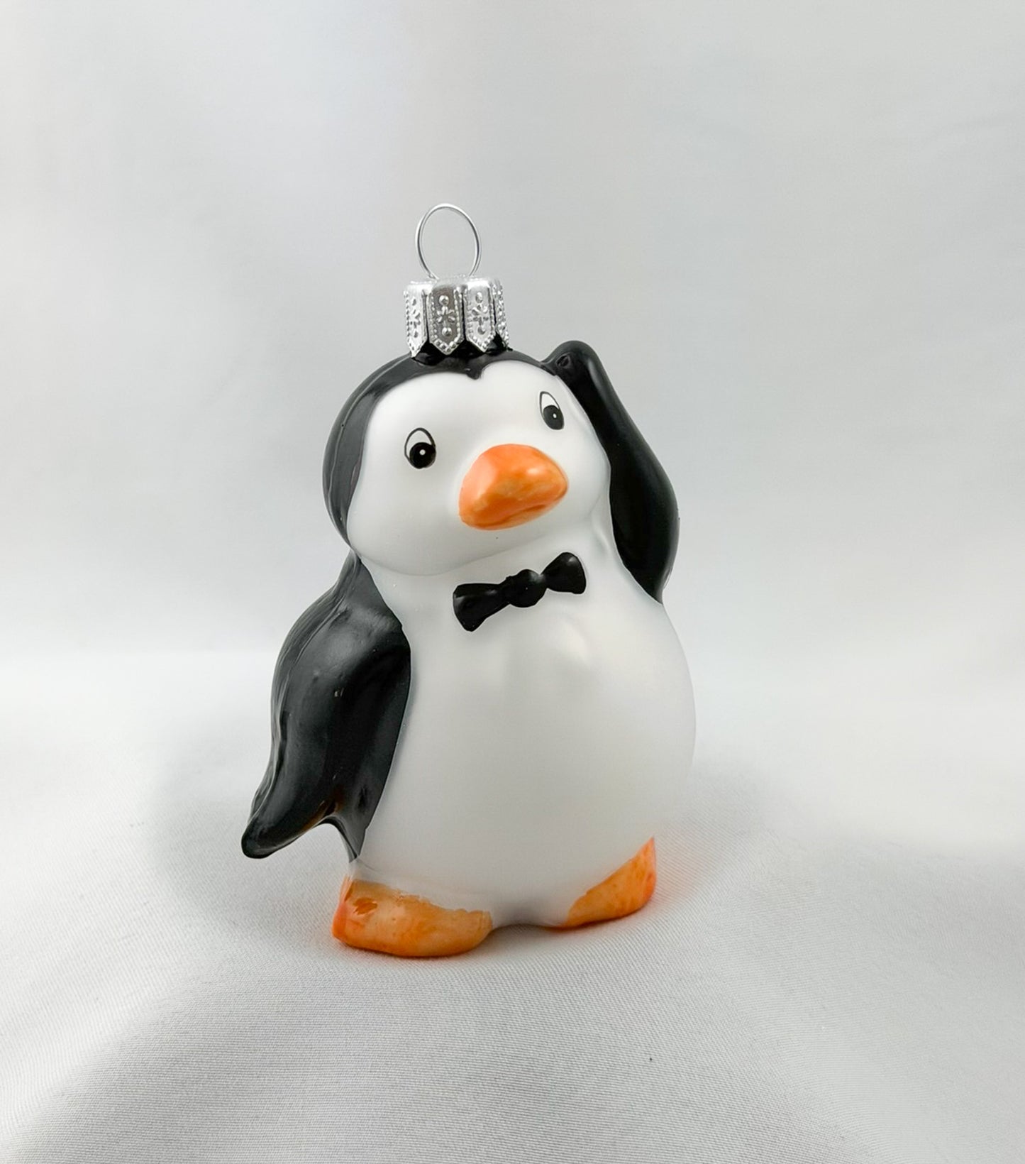 Süsser Pinguin mit schwarzer Fliege