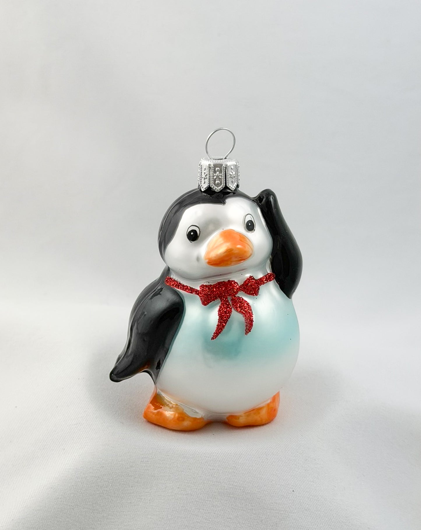 Süsser Pinguin mit roter Fliege