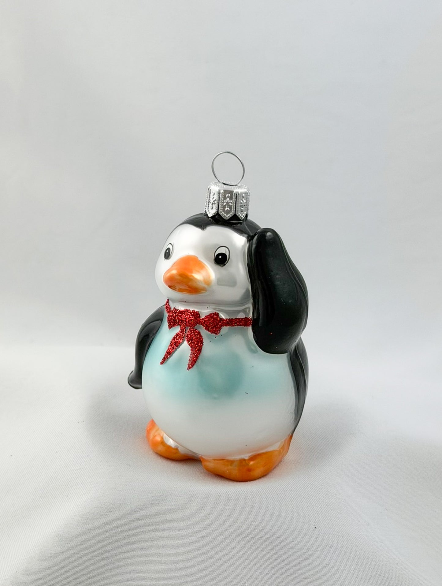 Süsser Pinguin mit roter Fliege