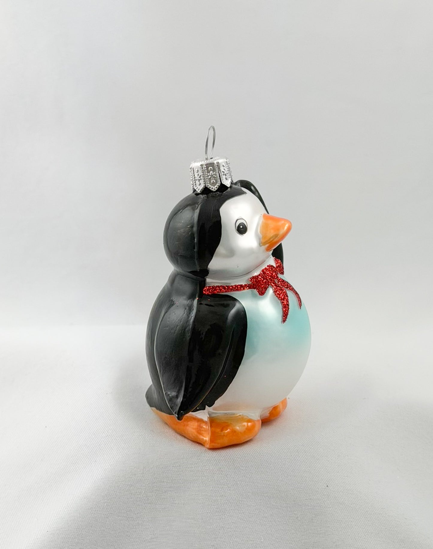 Süsser Pinguin mit roter Fliege