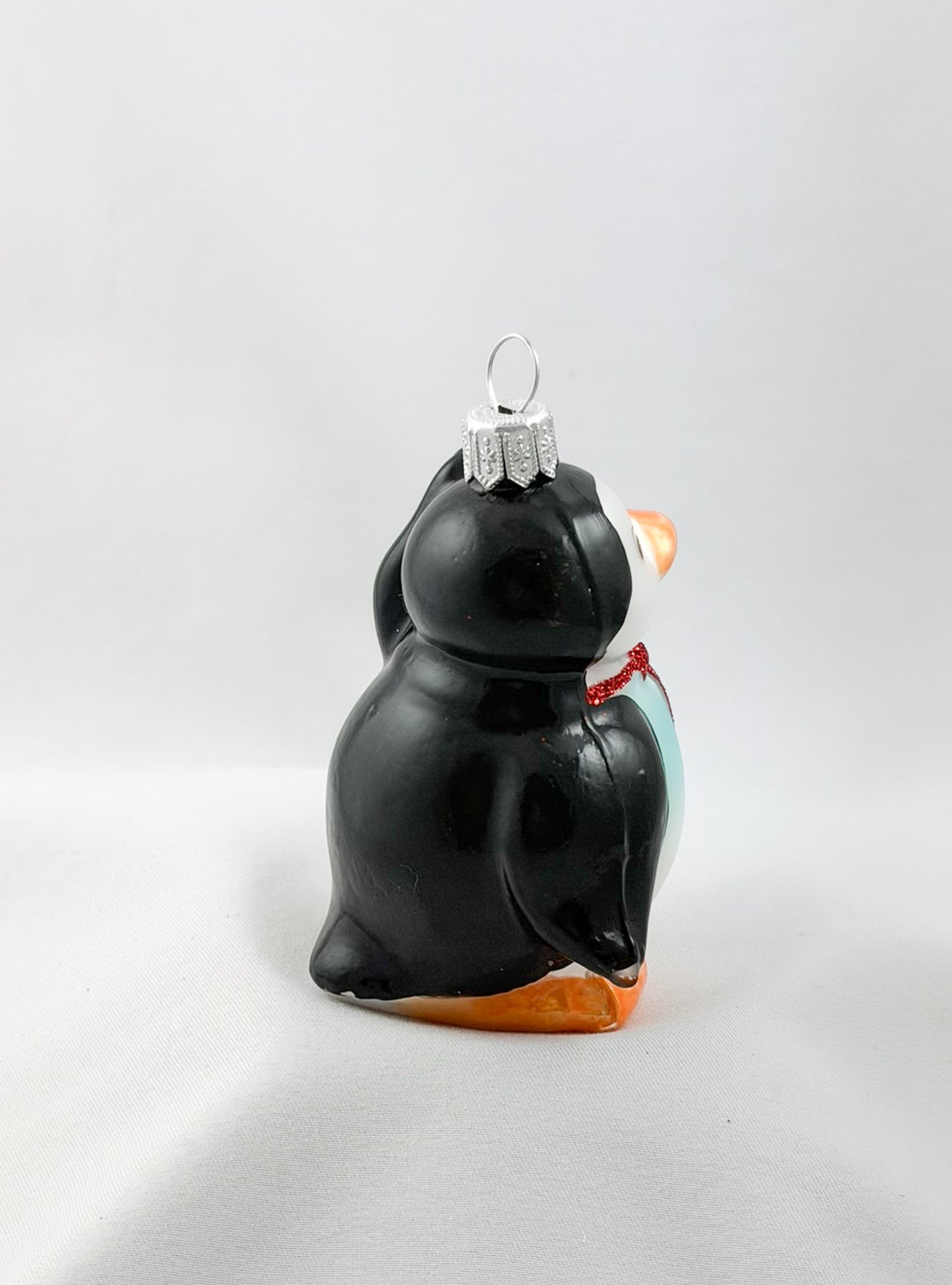 Süsser Pinguin mit roter Fliege