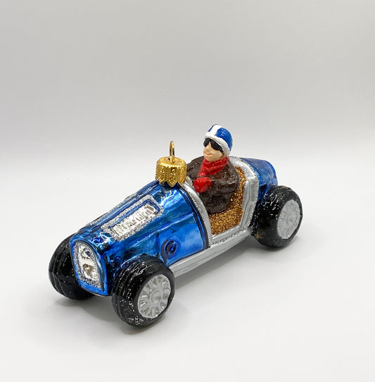 Blaues Oldtimer Rennauto mit britischer Flagge