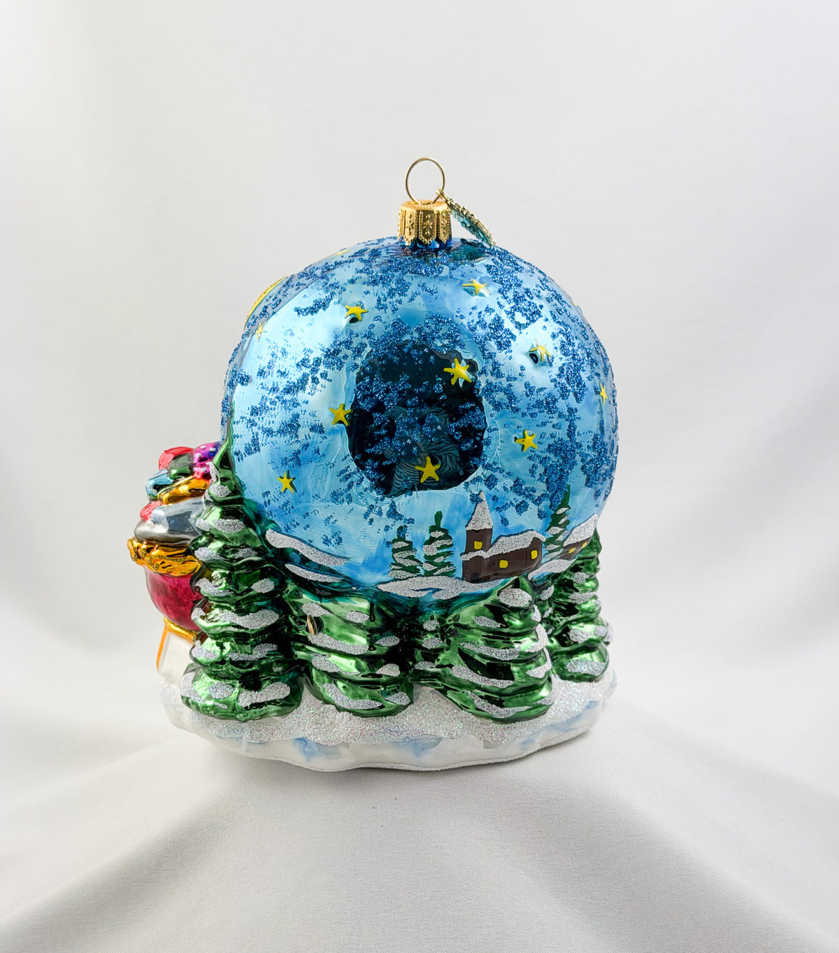 Santa Claus fliegt im Rentier-Schlitten unter dem Sternen-Himmel zu den Kindern