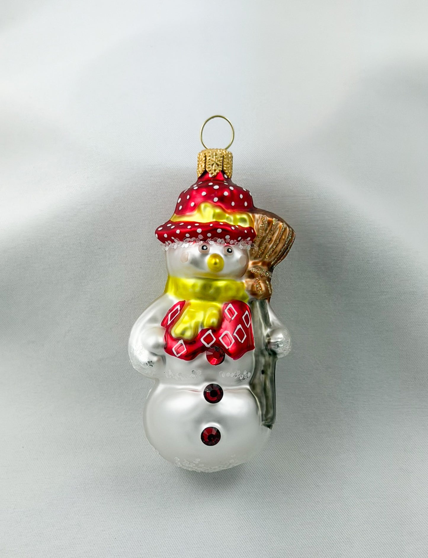 Schneemann mit Besen und rotem Hut
