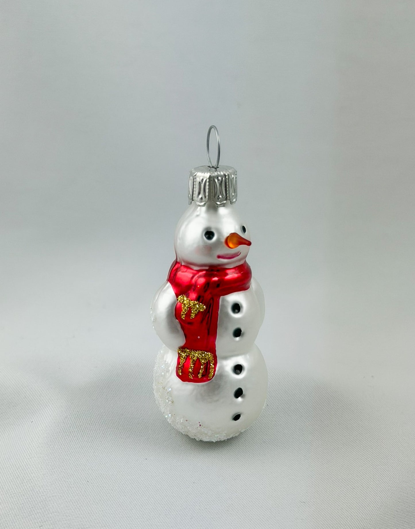 Kleiner Schneemann mit rotem Schal