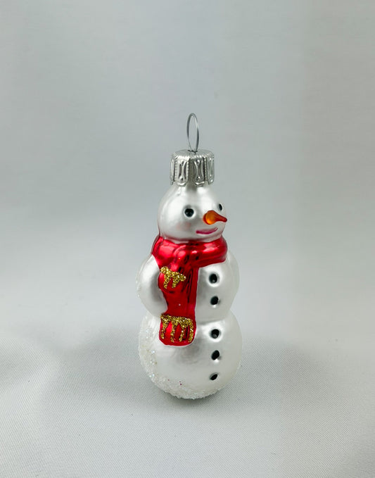 Kleiner Schneemann mit rotem Schal