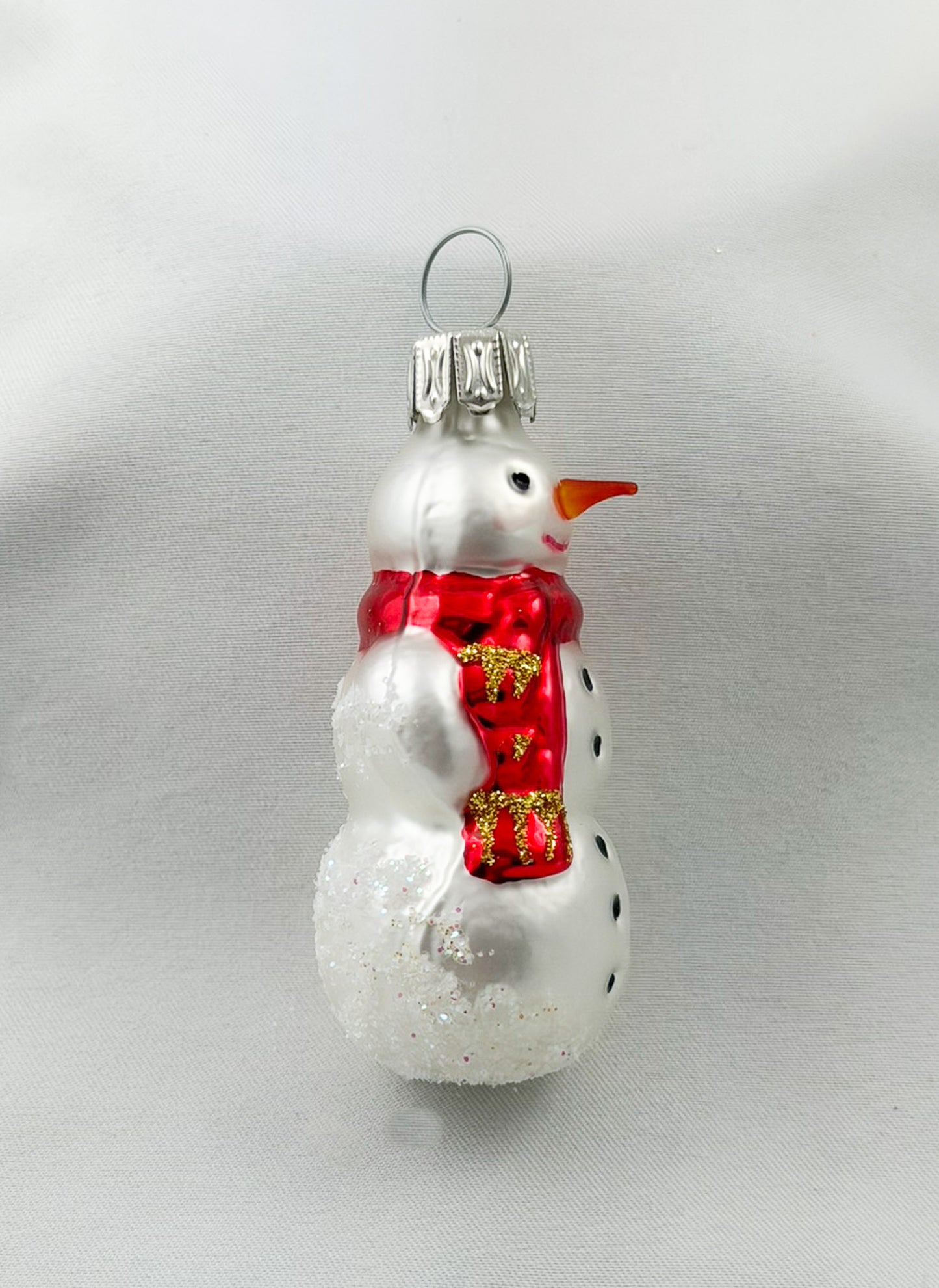Kleiner Schneemann mit rotem Schal