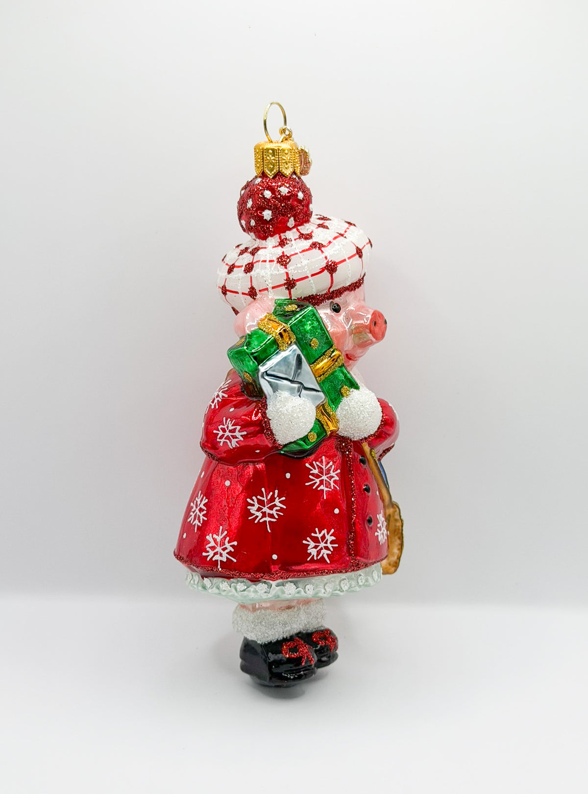 Schweinchen im Winterkleid bei den Weihnachts-Einkäufen