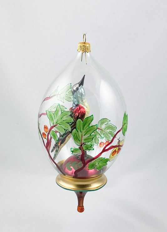 Singvogel in Kugel mit Schmetterling und Rankendekor