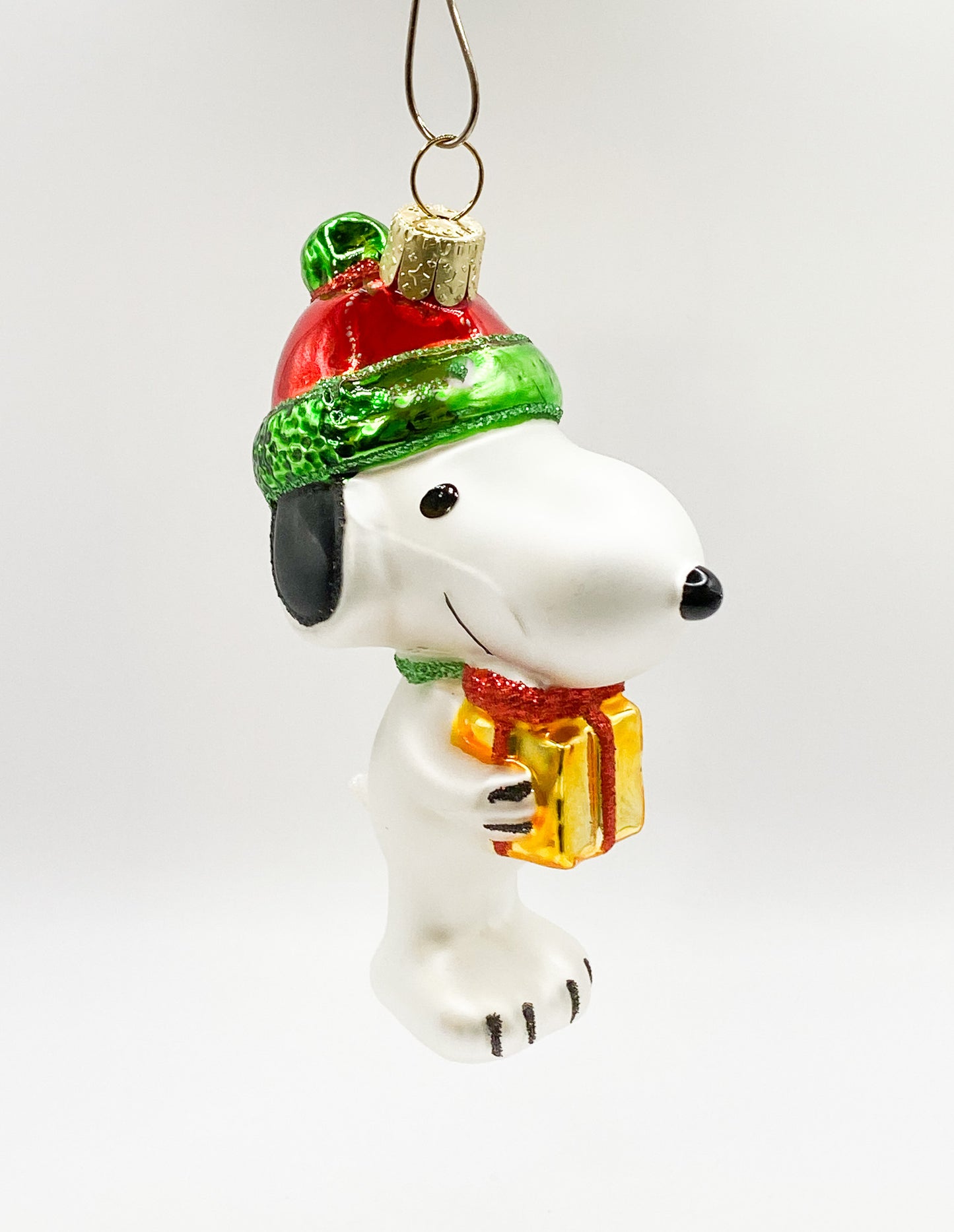 Snoopy with a gift