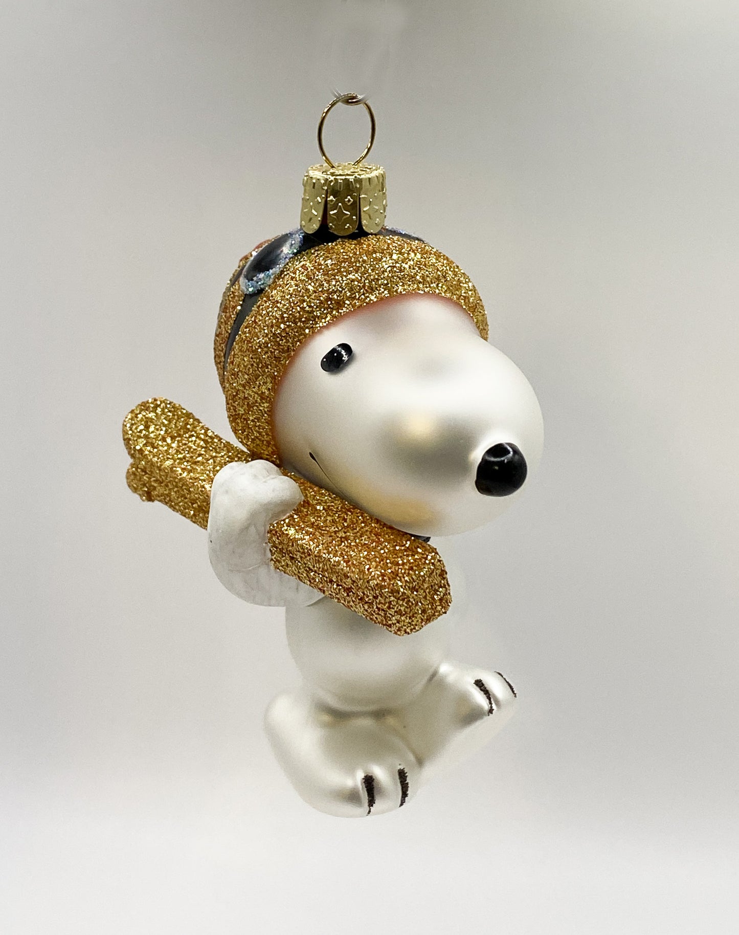 Snoopy goes skiing