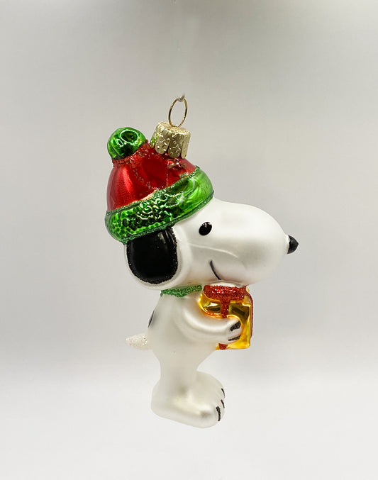 Snoopy with a gift
