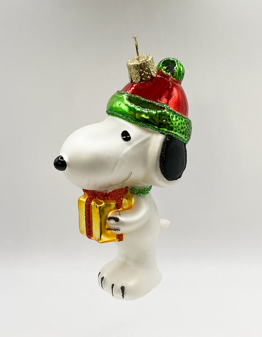 Snoopy with a gift