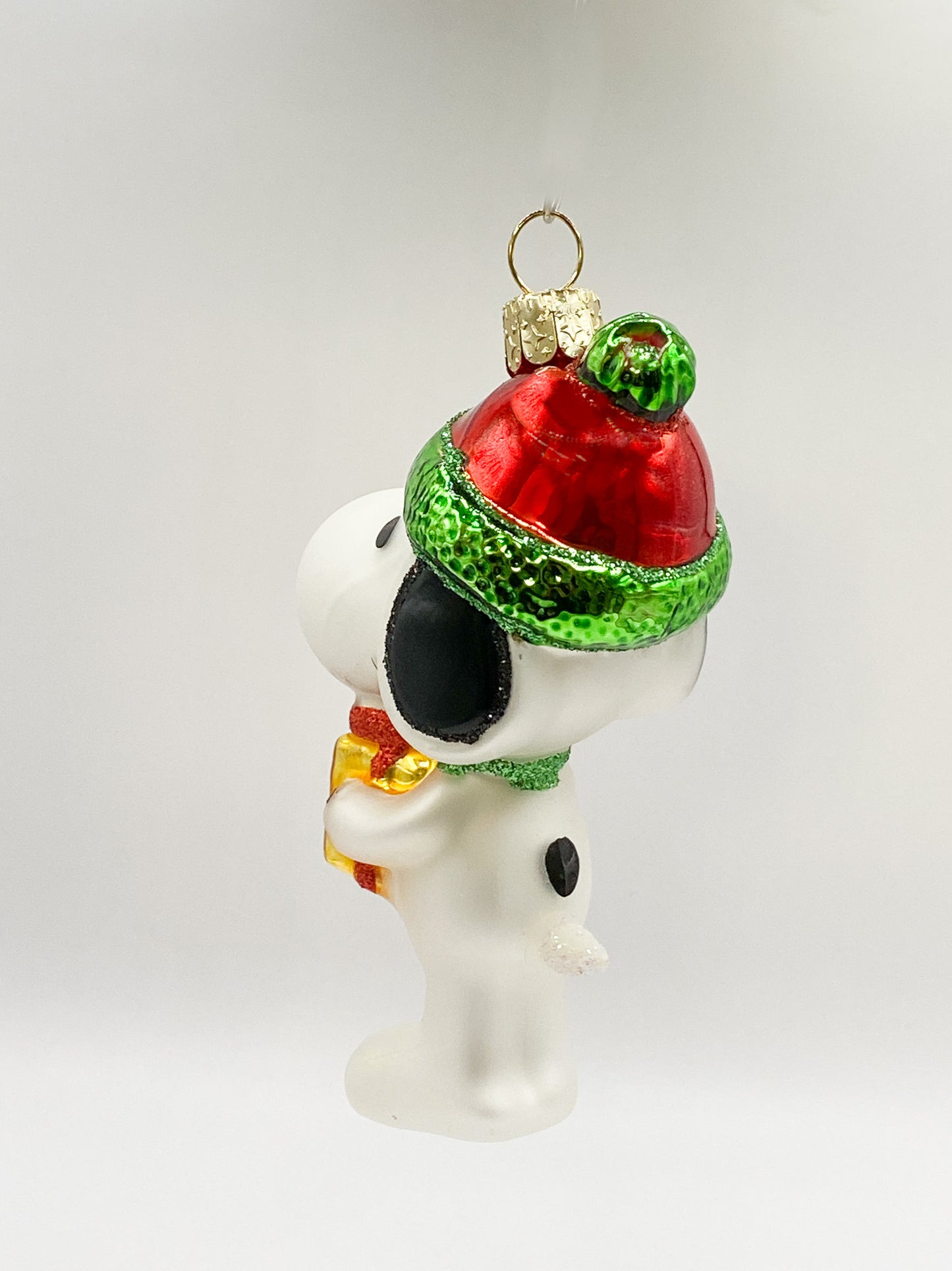 Snoopy with a gift