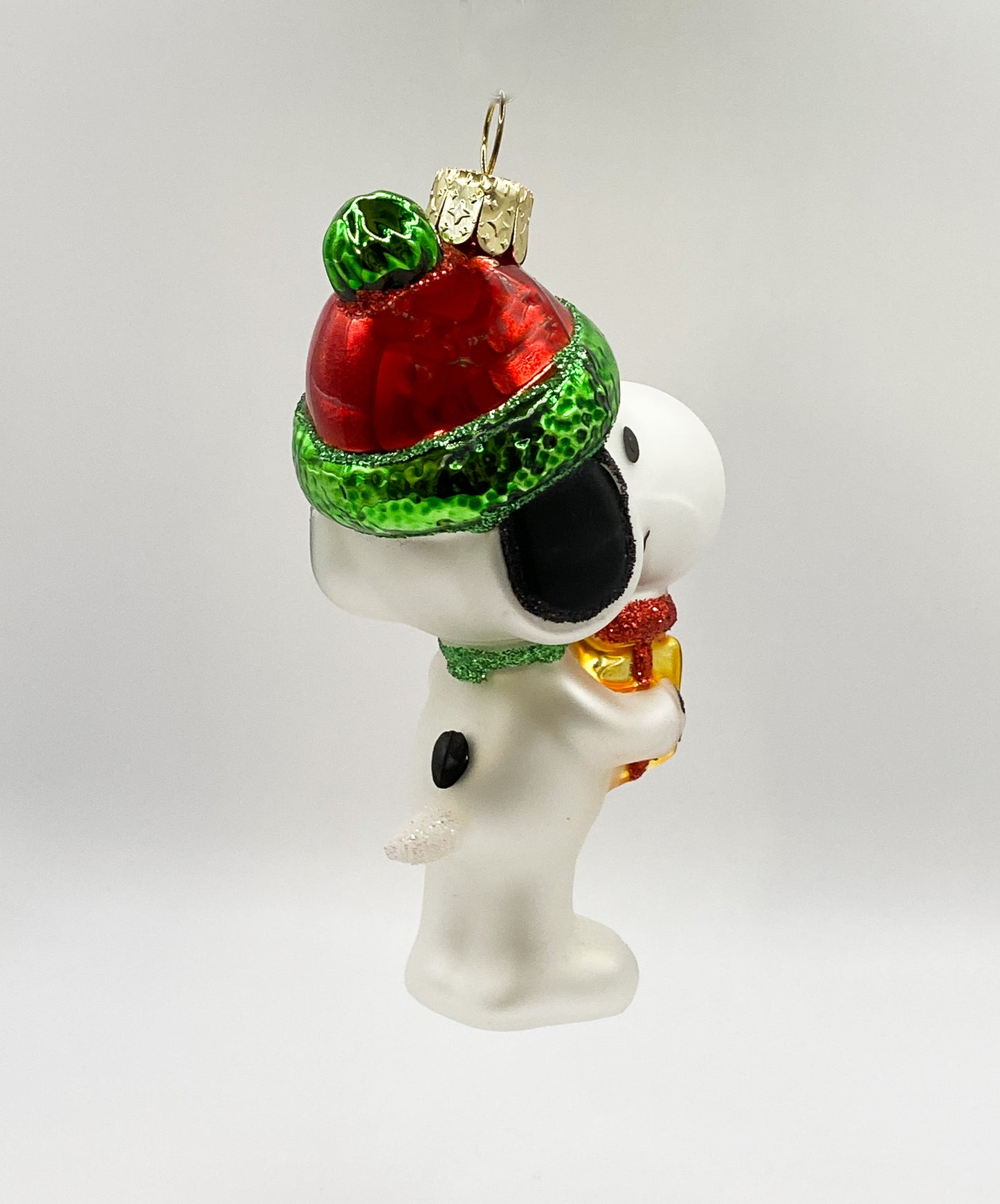 Snoopy with a gift