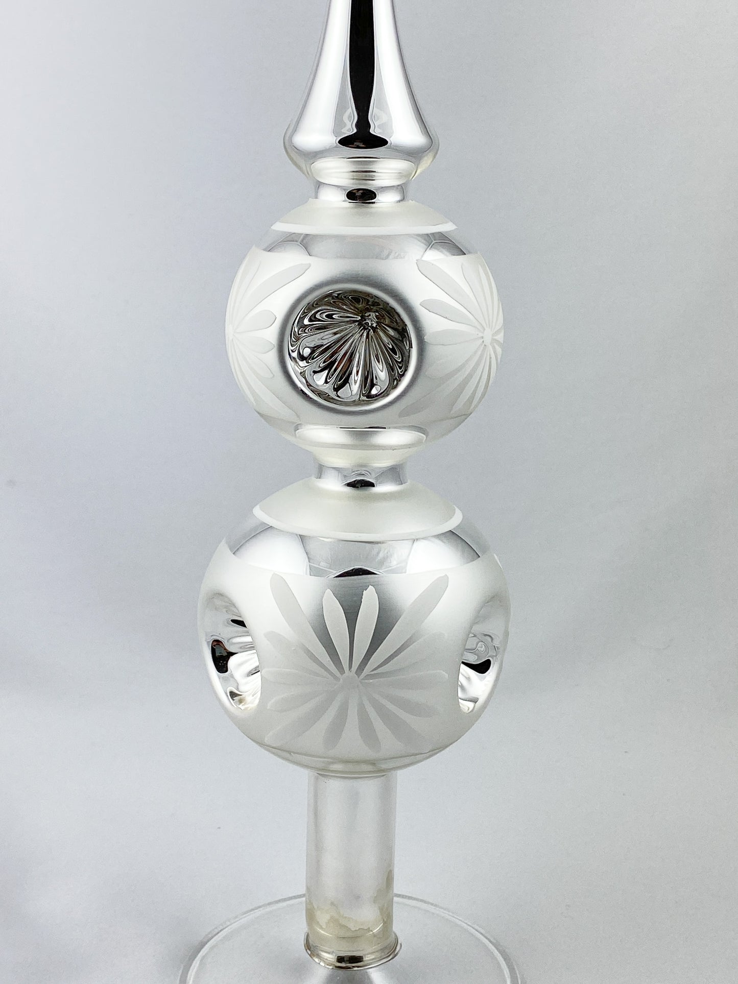 Tree topper silver, two balls with reflex, with white flower motif
