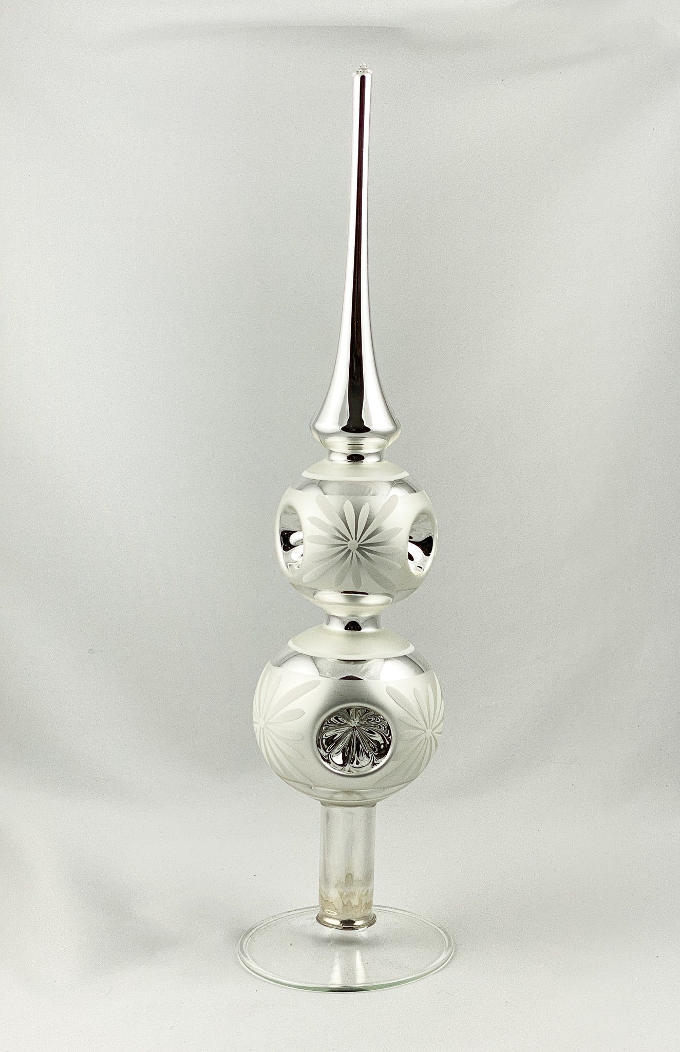 Tree topper silver, two balls with reflex, with white flower motif