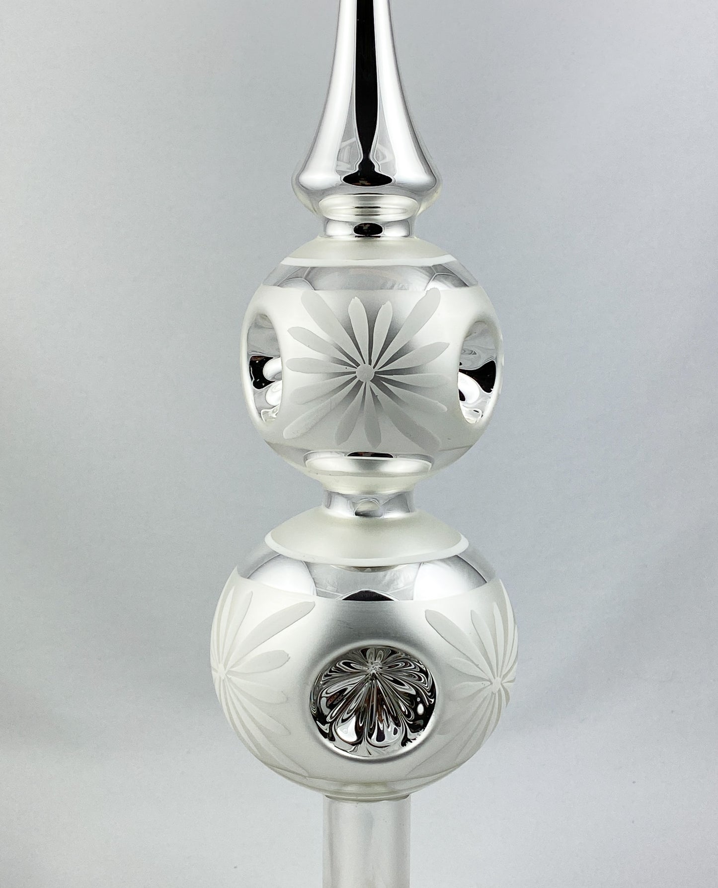 Tree topper silver, two balls with reflex, with white flower motif