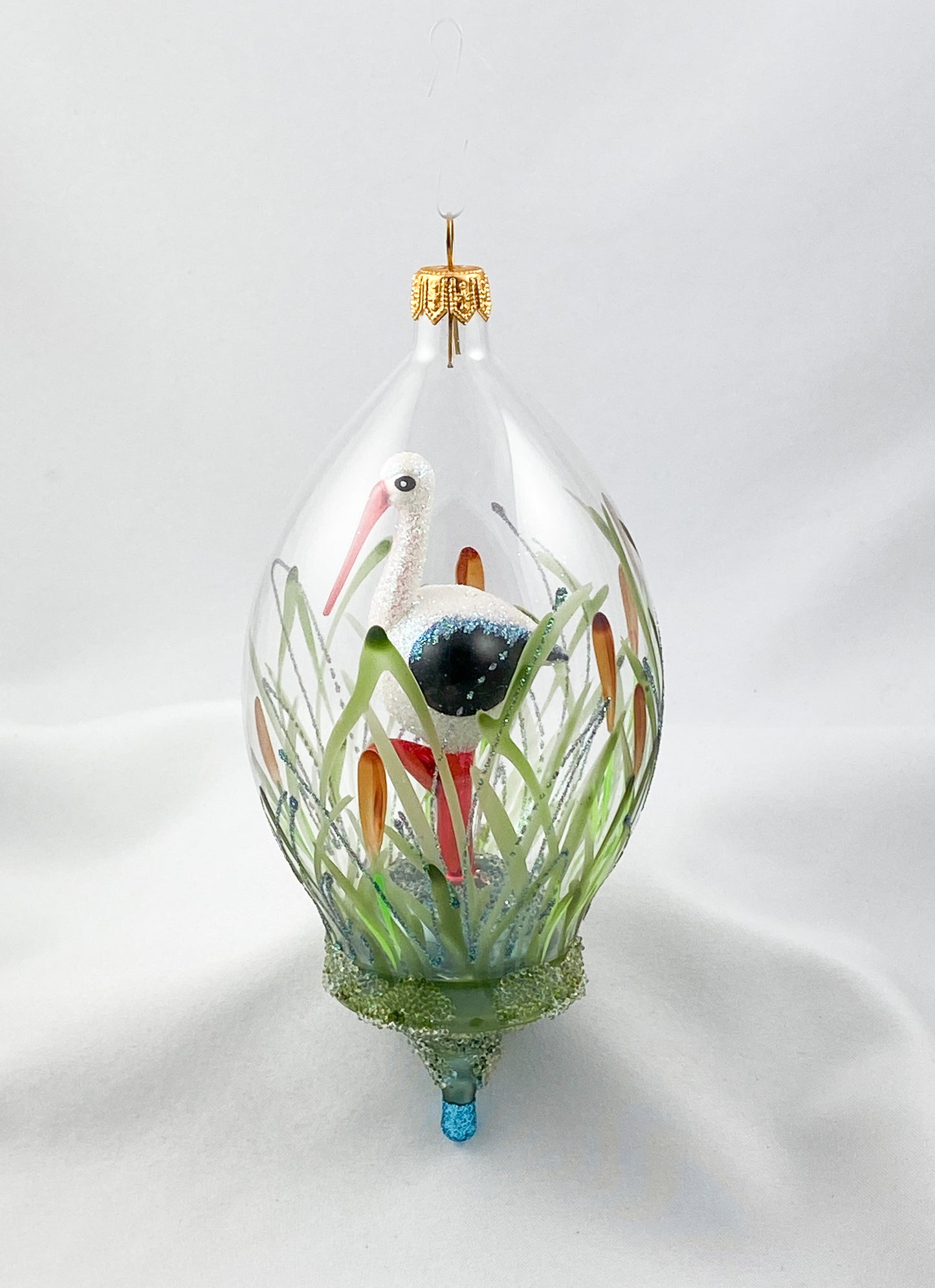 Storch steht im Weiher