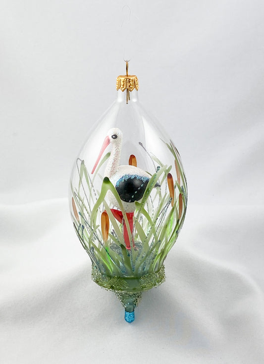 Storch steht im Weiher