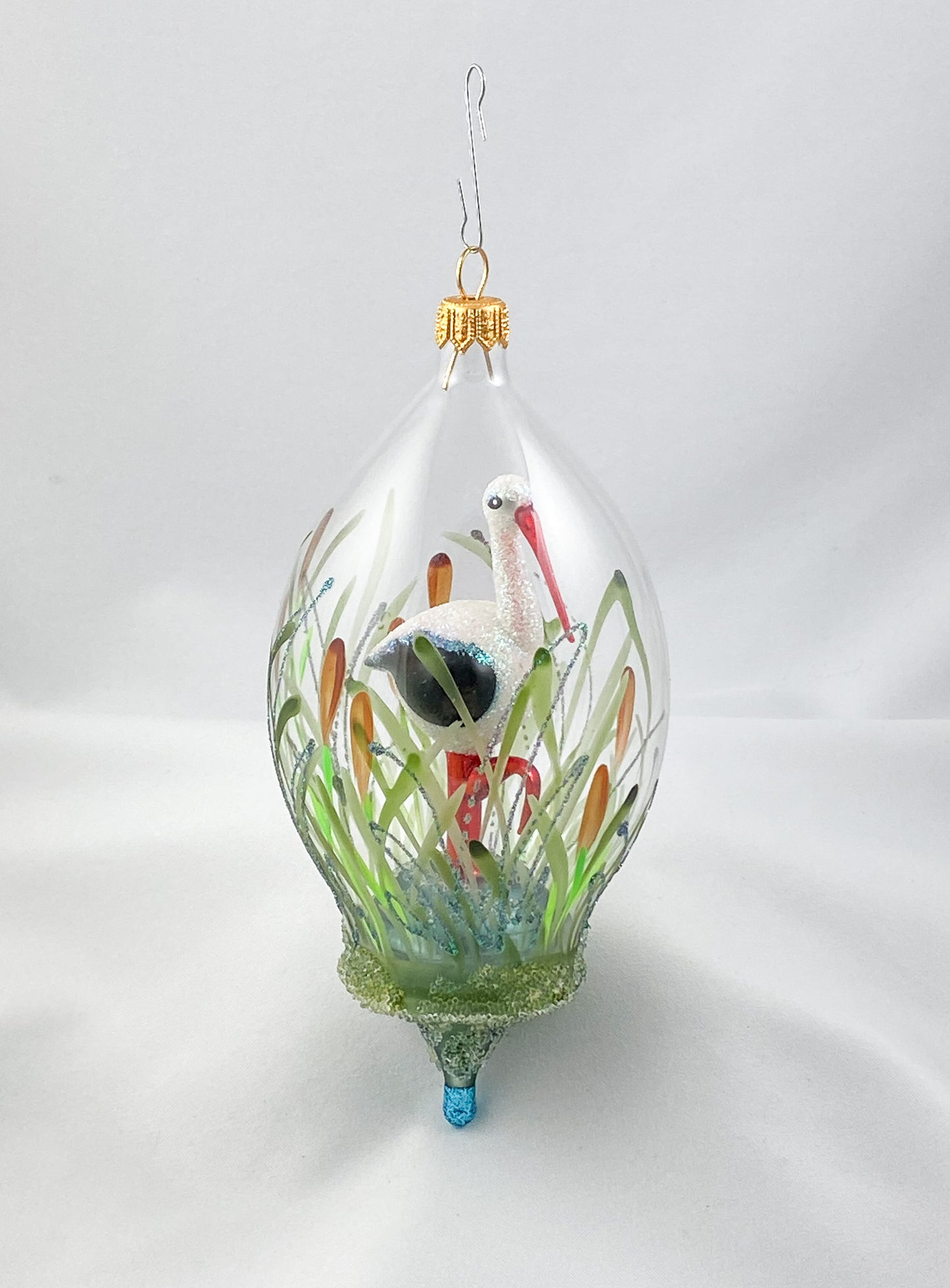 Storch steht im Weiher