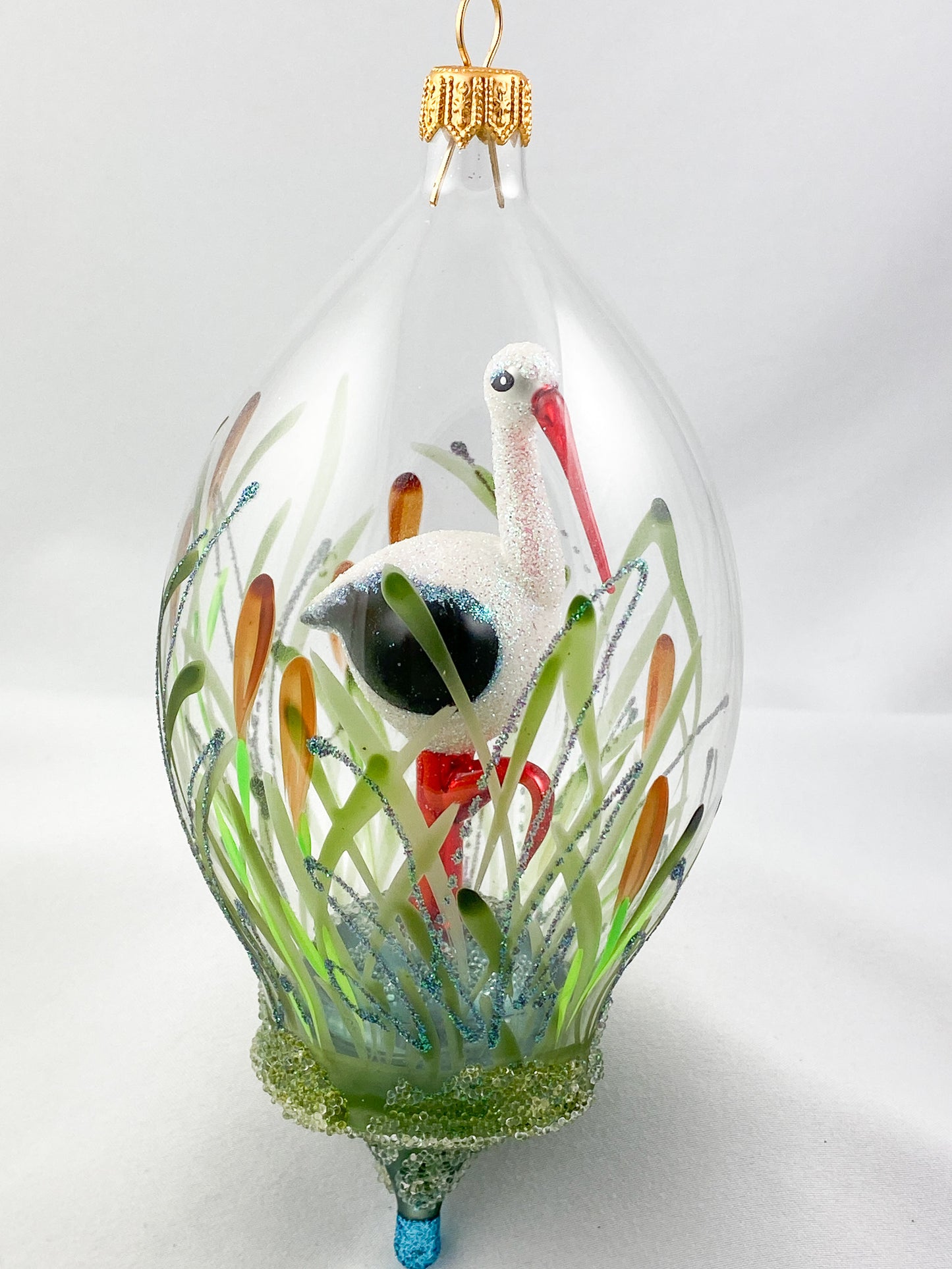 Storch steht im Weiher