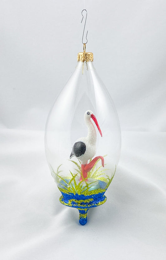 Storch steht im Schilf