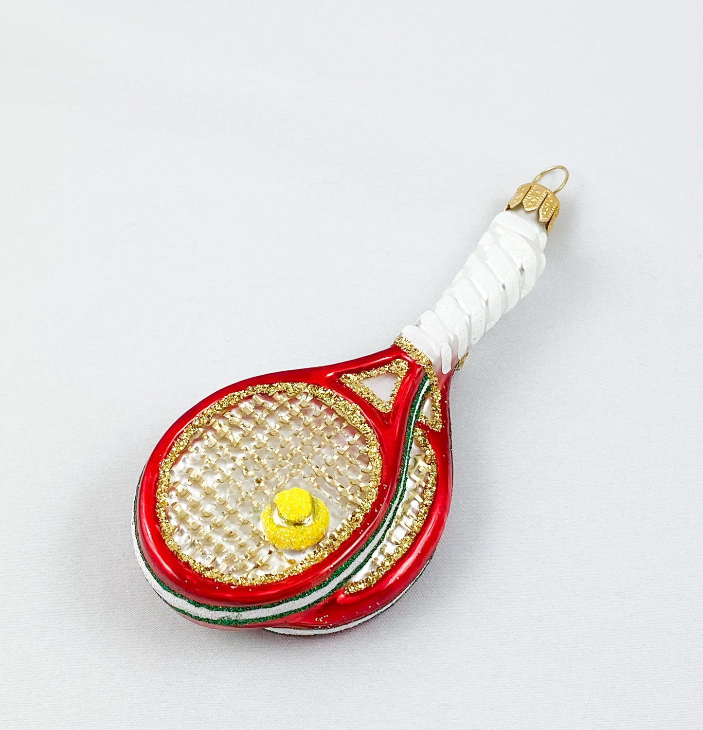 Tennisschläger mit gelbem Ball