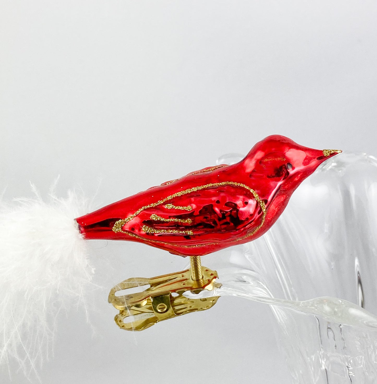 Rotes Vögelchen mit weissem Schwanz